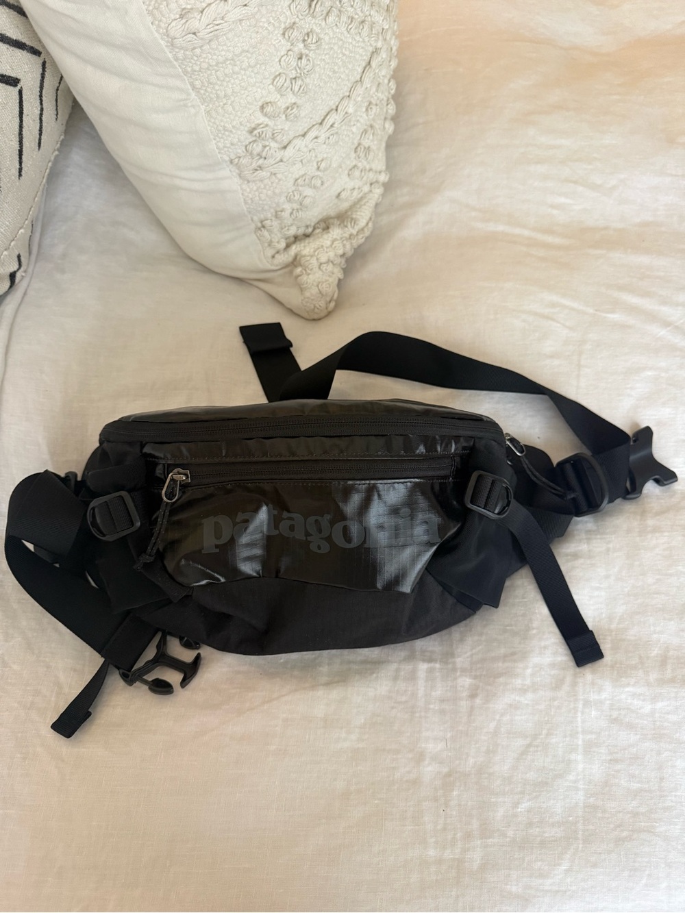 NWOT Patagonia 5L Black Hole Waist Pack - Glossy, Logo Edition *RARE*